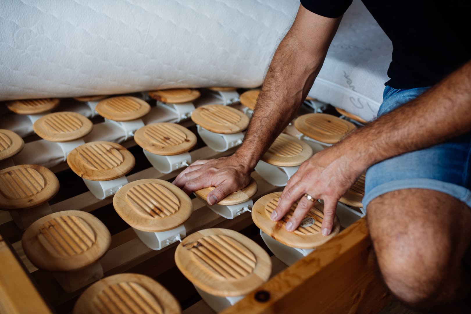 Relax 2000 Federkörper aus Zirbenholz — Detailansicht des Schlafsystems